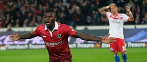 Hannovers Ihlas Bebou bejubelt sein Tor zum 2:0.