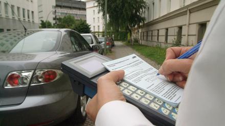 In Parkraumbewirtschaftungszonen dürfen Anwohner nur mit Vignetten parken. 