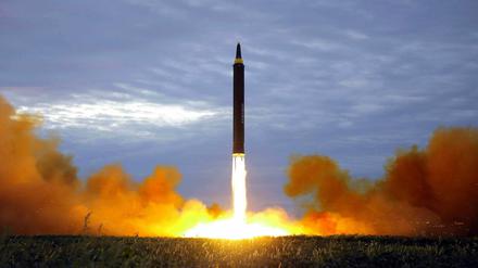 Diese von der Regierung Nordkoreas am 30.08.2017 verbreitete Aufnahme soll den Start einer ballistischen Mittelstreckenrakete in Pjöngjang, zeigen.