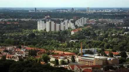 Die Skyline von Berlin aufgenommen vom Dach der Treptowers, Hauptsitz der Allianz-Versicherung . 