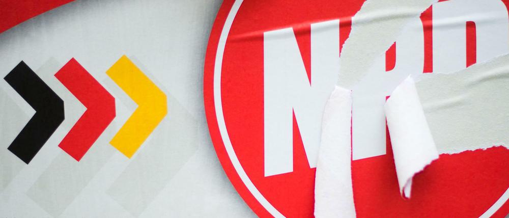 Ein mutwillig zerstörtes Wahlplakat der NPD von 2014.