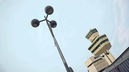 Kennzeichen TXL. Der Kontrollturm des 1974 eröffneten Flughafens. 