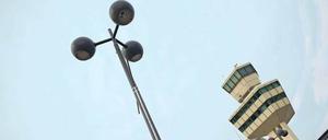 Kennzeichen TXL. Der Kontrollturm des 1974 eröffneten Flughafens. 