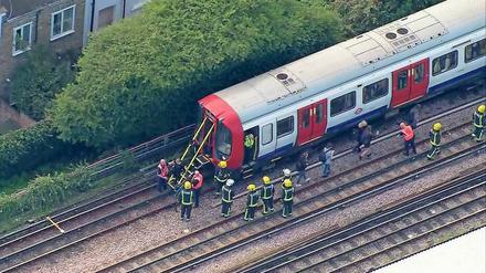 Anschlag auf U-Bahn in London. Sicherheitskräfte untersuchen den Waggon. 