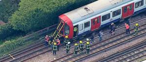 Anschlag auf U-Bahn in London. Sicherheitskräfte untersuchen den Waggon. 