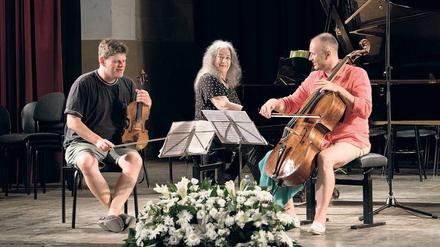 Fast ein Familientreffen. Guy Braunstein, Martha Argerich und Kyril Zlotnikov proben in Jerusalem Dimitri Schostakowitschs Klaviertrio Nr. 2 in e-Moll op. 67.