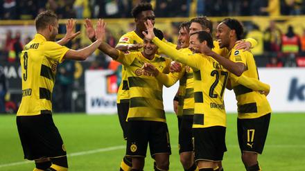 Spieler von Dortmund bejubeln das 4:0 gegen Köln. 