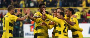 Spieler von Dortmund bejubeln das 4:0 gegen Köln. 