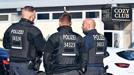 Ort des Schreckens. Polizisten stehen am Sonnabend vor dem Cozy Club. Hier wurde die Tatwaffe auf der Straße gefunden. Die Hintergründe sind unklar. 