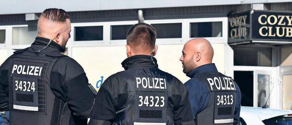 Ort des Schreckens. Polizisten stehen am Sonnabend vor dem Cozy Club. Hier wurde die Tatwaffe auf der Straße gefunden. Die Hintergründe sind unklar. 
