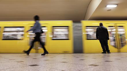 Eine U-Bahn fährt in den Bahnhof Zoologischer Garten ein. Berlin bekommt ein zeitlich befristetes 29-Euro-Ticket für den Nahverkehr. Es soll von Oktober bis Dezember nur innerhalb der Stadt gelten und nur im Abo zu haben sein. Für einzelne Monate ist es nicht zu kaufen.