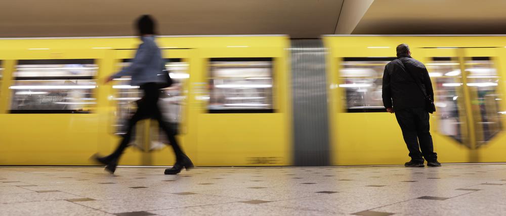 Eine U-Bahn fährt in den Bahnhof Zoologischer Garten ein. Berlin bekommt ein zeitlich befristetes 29-Euro-Ticket für den Nahverkehr. Es soll von Oktober bis Dezember nur innerhalb der Stadt gelten und nur im Abo zu haben sein. Für einzelne Monate ist es nicht zu kaufen.
