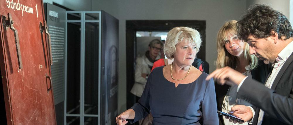 Kulturstaatsministerin Monika Grütters (CDU) und die Vorstandsvorsitzende der Lotto-Stiftung, Marion Bleß, besichtigen das Märkische Museum , geführt vom Museumdirektor Paul Spies.