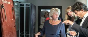Kulturstaatsministerin Monika Grütters (CDU) und die Vorstandsvorsitzende der Lotto-Stiftung, Marion Bleß, besichtigen das Märkische Museum , geführt vom Museumdirektor Paul Spies.