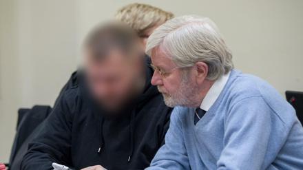 Der Angeklagte Andre E. (l) sitzt im März 2017 im Gerichtssaal in München neben seinem Anwalt Michael Kaiser.