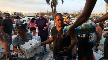 Helfer verteilen in Florida Wasser, Kleidung und Nahrungsmittel.