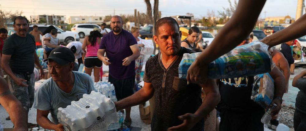 Helfer verteilen in Florida Wasser, Kleidung und Nahrungsmittel.