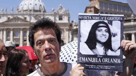 Pietro Orlandi, der Bruder der vermissten Emanuela Orlandi, hält 2012 auf dem Petersplatz ein Foto seiner Schwester in den Händen. 