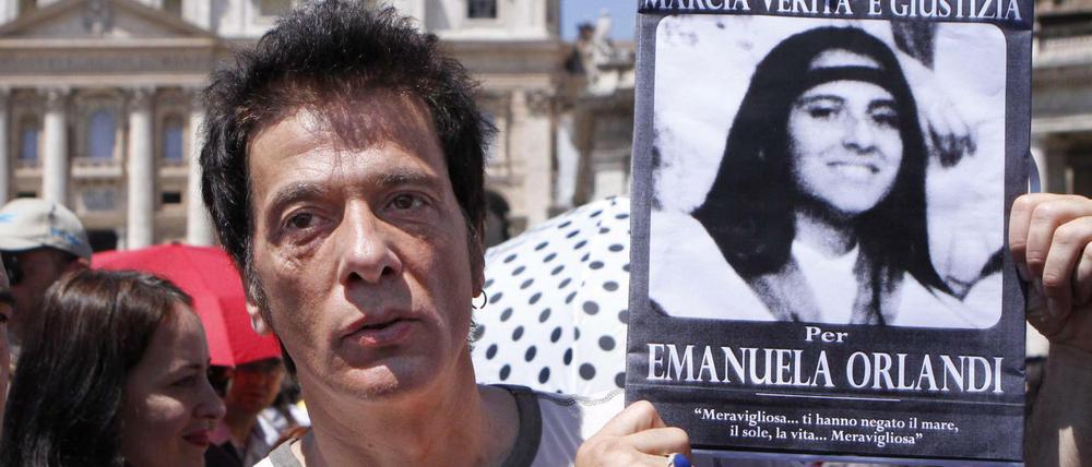 Pietro Orlandi, der Bruder der vermissten Emanuela Orlandi, hält 2012 auf dem Petersplatz ein Foto seiner Schwester in den Händen.