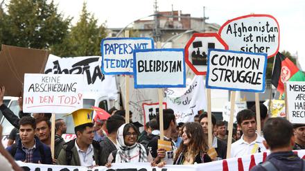 Mehr als 5000 Menschen, darunter viele Flüchtlinge, Migranten, Flüchtlingshelfer und linke Gruppen aus ganz Deutschland protestierten unter dem Motto "We’ll Come United" gegen den "Rechtsruck in der Asylpolitik". 