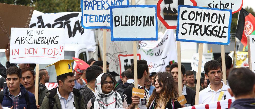 Mehr als 5000 Menschen, darunter viele Flüchtlinge, Migranten, Flüchtlingshelfer und linke Gruppen aus ganz Deutschland protestierten unter dem Motto "We’ll Come United" gegen den "Rechtsruck in der Asylpolitik".