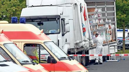 Insgesamt 33 Erwachsene und 17 Kinder waren in dem Lastwagen eingepfercht, den die Polizei bei Müllrose anhielt und überprüfte.