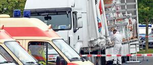 Insgesamt 33 Erwachsene und 17 Kinder waren in dem Lastwagen eingepfercht, den die Polizei bei Müllrose anhielt und überprüfte.