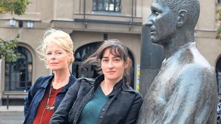 Gruppenbild mit Brecht. Corinna Kirchhoff, 59, und Constanze Becker, 39, vor ihrer neuen Wirkungsstätte, dem Berliner Ensemble. Kirchhof tritt in Arne Lygres Stück "Nichts von mir" auf, Becker in "Caligula".