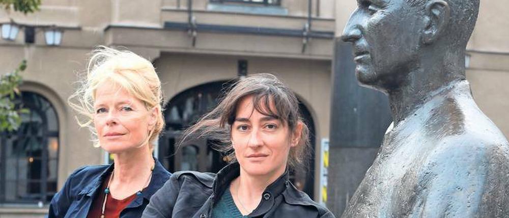 Gruppenbild mit Brecht. Corinna Kirchhoff, 59, und Constanze Becker, 39, vor ihrer neuen Wirkungsstätte, dem Berliner Ensemble. Kirchhof tritt in Arne Lygres Stück "Nichts von mir" auf, Becker in "Caligula".