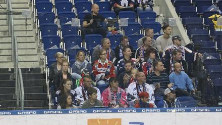 Traurige Leere. Ein Zuschauerblock in der Arena am Ostbahnhof beim Heimspiel der Eisbären am Sonntag gegen Straubing.