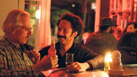 Ismael Duá (r.) started "Le Salon", a regular culture club in the bar "Das Kapital".