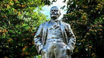 Leninstatue in der russischen Kleinstadt Tschechow. Versonnen blickt er in die Ferne, in eine bessere Zukunft.