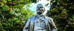 Leninstatue in der russischen Kleinstadt Tschechow. Versonnen blickt er in die Ferne, in eine bessere Zukunft.