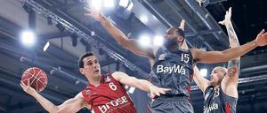 Riesiger Zweikampf. Die finanzstärksten deutschen Klubs, Bamberg und FC Bayern, duellieren sich ständig – im Bild Bambergs Nikos Zisis (links) und Reggie Redding (Mitte). Für einen Sieg im Europapokal reichte es für beide Teams bisher aber nicht. Foto: Daniel Löb/dpa