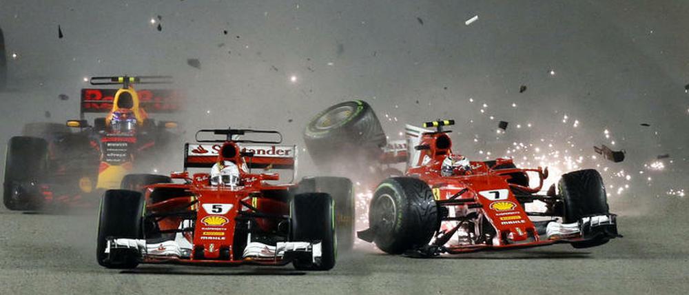 Der große Knall. Gleich nach dem Start rasten bei strömendem Regen viele Autos ineinander, beteiligt waren auch die beiden Ferraris. 