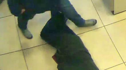 Die Videokamera der Bank hat den Notfall und die Reaktionen der Kunden aufgezeichnet.