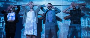 Im Visier der digitalen Selbstjustiz. Die Darsteller des Stücks „Fuck the Facts“ (v.l.): Hrund Ósk Árnadóttir, Angela Braun, Mario Klischies, Allen Boxer.