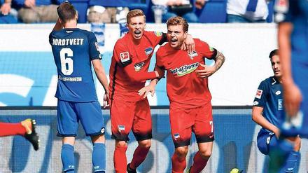 Jubeln um jedes Pünktlein. Torschütze Alexander Esswein (r.) und Mitchell Weiser freuen sich über Herthas Tor zum 1:1 in Hoffenheim. 