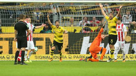 Jubel bei Borussia, Protest bei den Kölnern: Sokratis von Dortmund (2.v.r) erzielt das 2:0 gegen Köln. Schiedsrichter Patrick Ittrich (l) gab den Treffer erst nach Rücksprache mit dem Video-Schiedsrichter.
