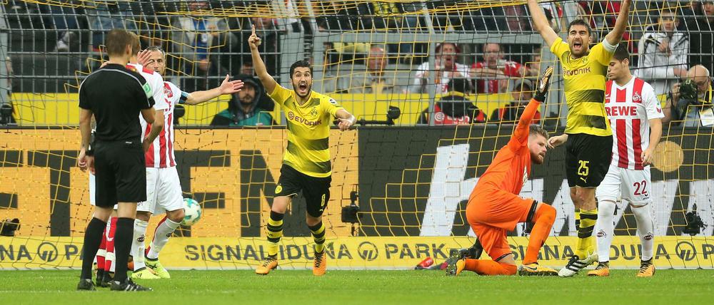 Jubel bei Borussia, Protest bei den Kölnern: Sokratis von Dortmund (2.v.r) erzielt das 2:0 gegen Köln. Schiedsrichter Patrick Ittrich (l) gab den Treffer erst nach Rücksprache mit dem Video-Schiedsrichter.