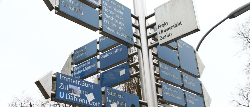 Hinweisschilder an der Freien Universität Berlin.