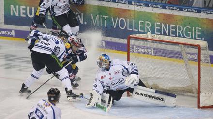 Viel Verkehr. Die Eisbären machten Druck gegen Straubing.