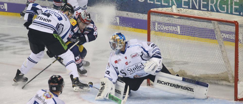 Viel Verkehr. Die Eisbären machten Druck gegen Straubing.
