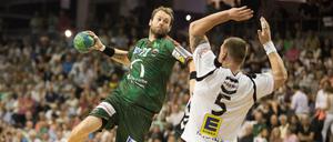 Nur fliegen ist schöner. Steffen Fäth ist gerade in herausragender Form - nun fällt der Rückraumspieler der Füchse Berlin verletzt aus. 