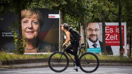 Auf großen Wahlplakaten werben Angela Merkel (CDU) und Martin Schulz (SPD) um Stimmen. Doch mit wem könnten sie regieren?