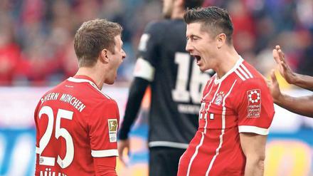 Was für ein Brüller! Die Torschützen Thomas Müller (links) und Robert Lewandowski bejubeln den Heimsieg gegen Mainz.