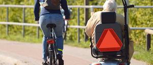 Unterwegs auf Rädern: Rad- und Rollstuhlfahrer haben oft ähnliche Wünsche an Weggestaltung. Aber die von Behinderten werden weniger oft gehört. 