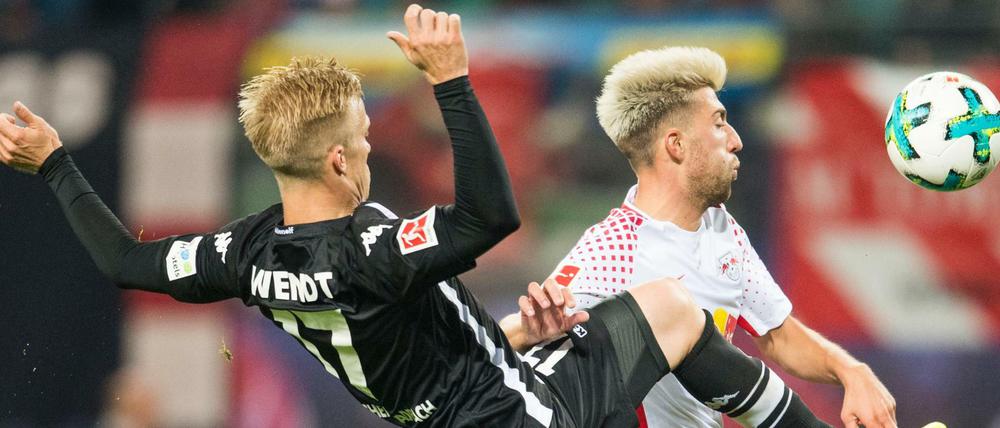 Leipzigs Kevin Kampl (rechts) hatte mit Mönchengladbach und Oscar Wendt einen harten Gegner.