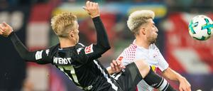Leipzigs Kevin Kampl (rechts) hatte mit Mönchengladbach und Oscar Wendt einen harten Gegner.