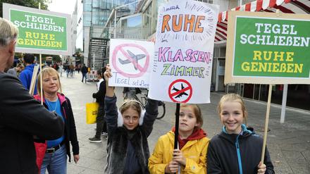 Lärm gegen den Lärm. Kleine und große Pankower, Reinickendorfer und Spandauer Anwohner vor Veranstaltungsbeginn.